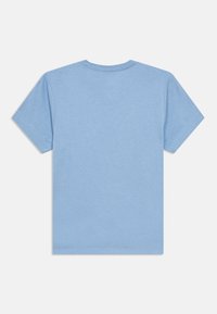 Ανοιχτό μπλε κοντομάνικο μπλουζάκι κατασκευασμένο από απαλό βαμβάκι. Διαθέτει κλασικό στρογγυλό λαιμό και ομοιόμορφο ράψιμο κατά μήκος του τελειώματος και των μανικιών.