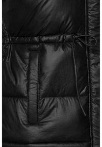 Veste puffer noire avec une texture lisse et brillante, taille élastique à cordon de serrage, et une poche appliquée bien visible avec des détails cousus.