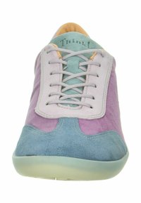 Sneaker con lacci in colori pastello misti; la parte superiore presenta suede nei toni viola, azzurro chiaro e verde menta; la suola in gomma è traslucida.