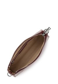 Pochette in pelle bordeaux con zip superiore, caratterizzata da un esterno liscio e un interno in tessuto beige, comprensivo di una tasca aggiuntiva con zip.