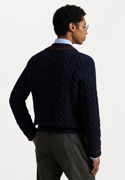 Suéter de malha trançada azul-marinho com punhos canelados em tons de bordô e verde. Design cropped, tecido texturizado e decote redondo.