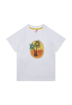 Wit katoenen t-shirt met een cirkelvormige afbeelding met een gele achtergrond, twee palmbomen en de tekst "OILILY EST. 1963" in rood.