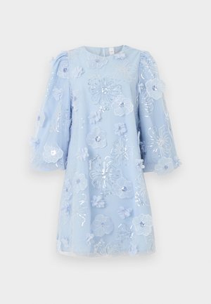 Φόρεμα ανοιχτό μπλε με φουσκωτά μανίκια, διακοσμημένο με τρισδιάστατες εφαρμογές λουλουδιών και ασημένια παγιέτα σε σχέδια λουλουδιών.