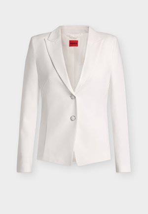 Λευκό ραμμένο σακάκι με δύο ασημένια κουμπιά σε σχήμα δακτυλίου, γιακά με σχισμή, μακριά μανίκια και κόκκινο λογότυπο Hugo στο εσωτερικό του γιακά.