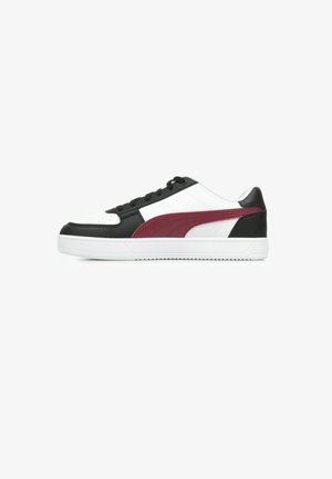 Juodos, baltos ir bordo sportinės avalynės modelis su odiniu paviršiumi, baltu guminiu padu, apvaliu pirštu ir šešiais raišteliais. Yra šoninis logotipas.