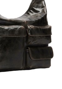 Brązowa skórzana torba na ramię z wieloma przednimi kieszeniami, gładką fakturą i kontrastującym przeszyciem. Posiada wytłoczone logo marki na boku.