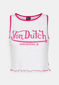 Vit kortad tanktopp med rosa kant och volangham, med en djärv, grafisk "Von Dutch Originals" logotyp i rosa.