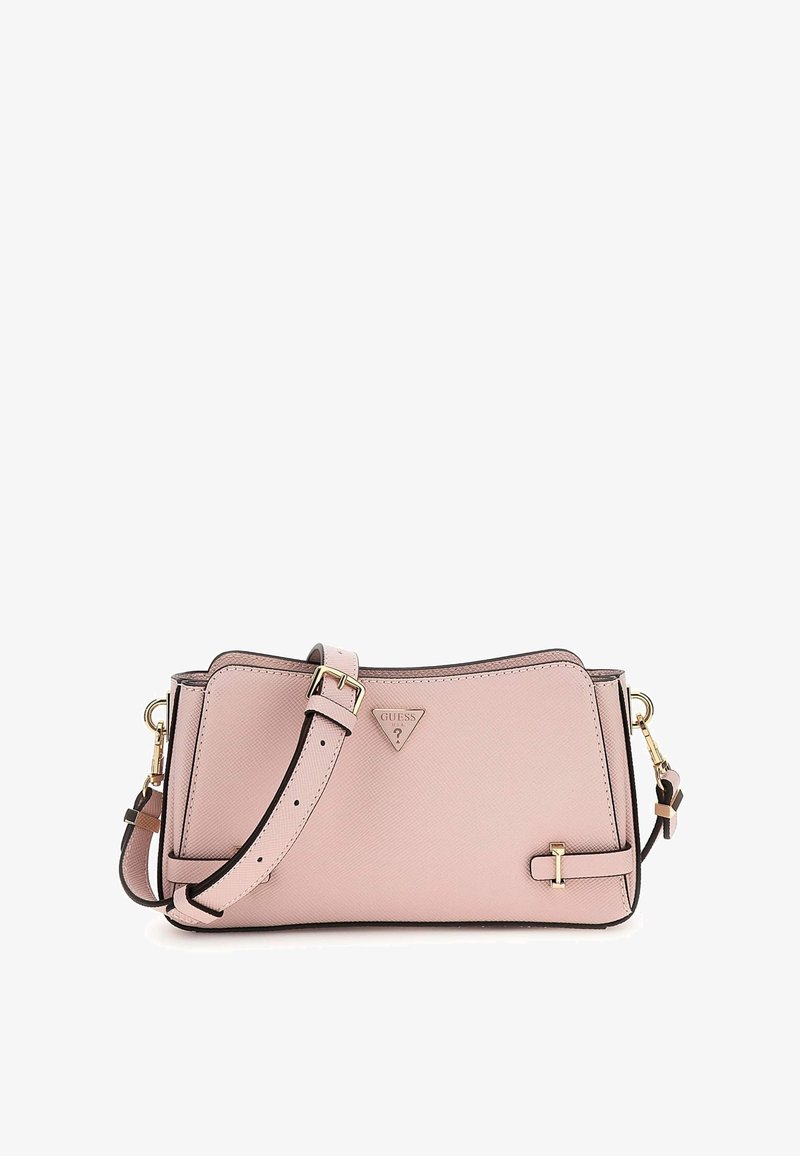 Borsa a tracolla in finta pelle rosa con logo triangolare, tracolla regolabile e hardware in tonalità oro. Presenta una superficie texturizzata e un design elegante.