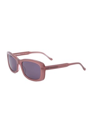Occhiali da sole rettangolari traslucidi color malva con lenti scure e aste leggermente curve su sfondo bianco.