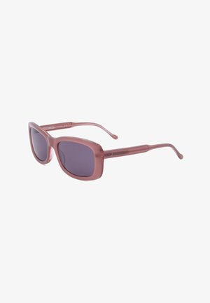 Occhiali da sole rettangolari traslucidi color malva con lenti scure e aste leggermente curve su sfondo bianco.
