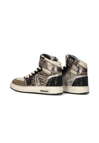 Hoge sneakers met gemengde materialen: metallic brons, brown suede, gemusterde zwarte accenten en een beige rubberen zool met branding.
