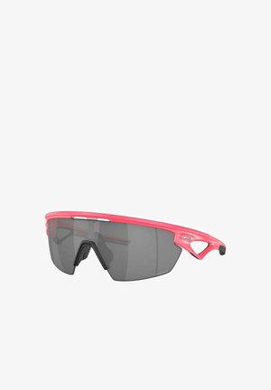 Occhiali da sole sportivi con una brillante montatura in plastica rosa e lenti scure; presentano un design aerodinamico unico e un ponte nasale regolabile.