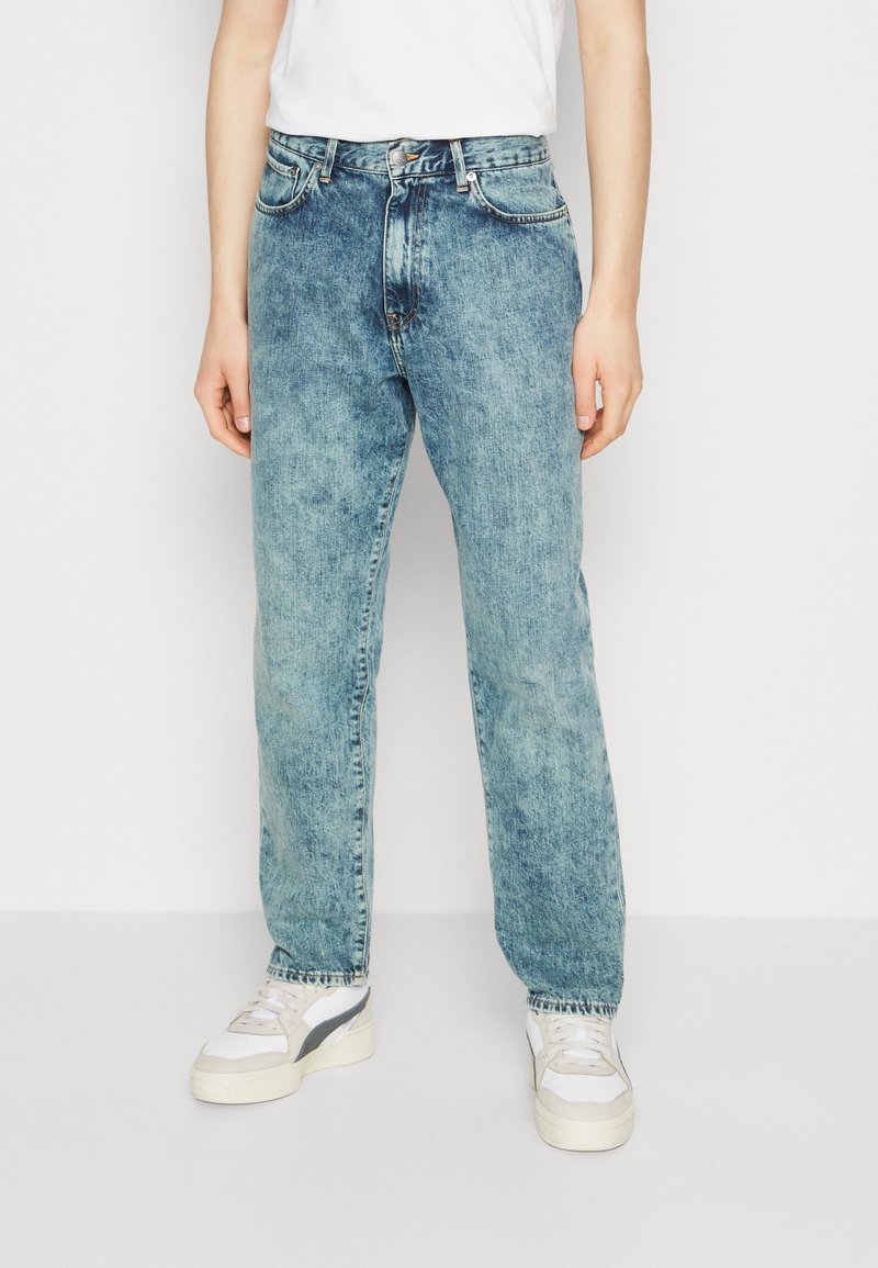 Jeans de mezclilla azul claro con un corte relajado, que cuentan con una cintura alta, un diseño clásico de cinco bolsillos y un ligero desvanecimiento en toda la tela.