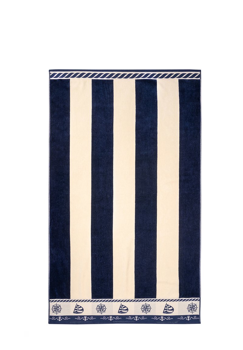 Niebiesko-kremowy plażowy ręcznik w paski z dekoracyjną bordiurą, na której znajdują się motywy morskie, takie jak kotwice i łodzie żaglowe. Miękki, teksturowany materiał.