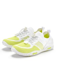 Limoengroene en witte sportschoenen met een ademend mesh bovenwerk, een gestructureerd ontwerp, een elastisch vetersysteem en patroon elementen in de zool.