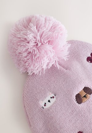 Bonnet en tricot rose avec un gros pompon, décoré de visages d'animaux brodés en brun et blanc. Texture douce et forme ronde.