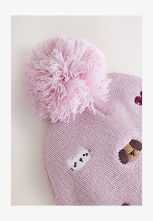 Rosa gestrickte Mütze mit großem Bommel, verziert mit bestickten Tiergesichtern in Braun und Weiß. Weiche Textur und runde Form.