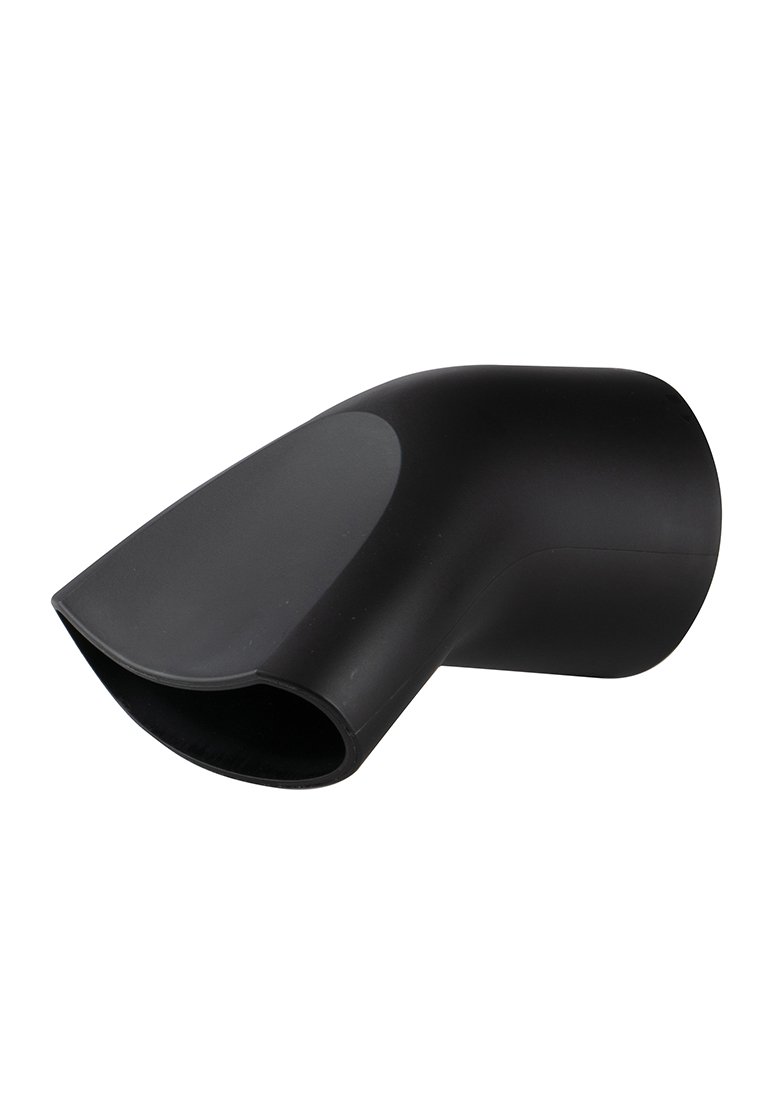 Svart plastmunstycke med en vinklad design, slät yta och en bred öppning. Har en matt finish med en rundad spets och en liten greppyta.