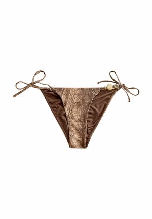 Brun bikiniunderdel med ett ormskinsmönster, med knytband på vardera sida och dekorativa pärlor nära det högra knytbandet. Slät textur.