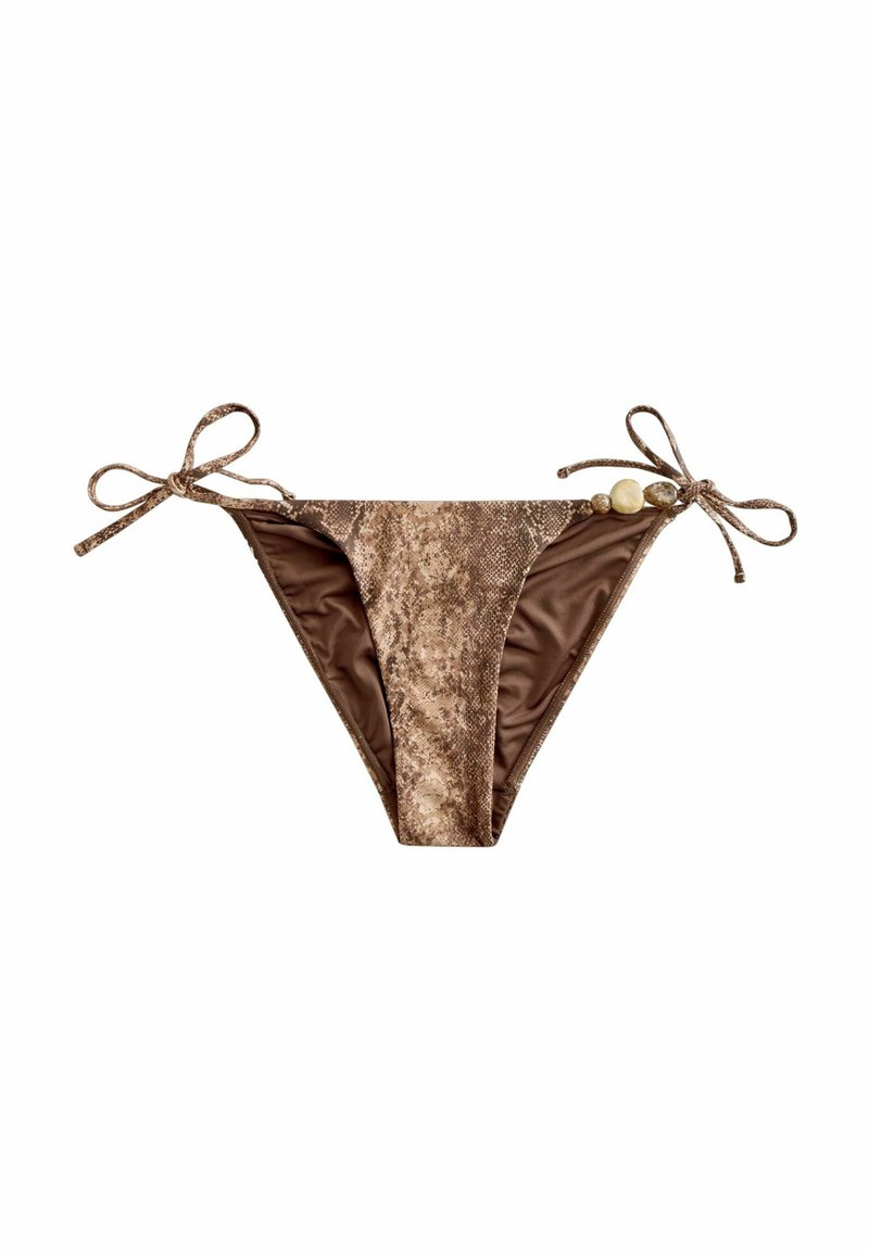 Brązowe bikini dolne z motywem węża, z zawiązywaniem po obu stronach oraz dekoracyjnymi koralikami przy prawym sznurku. Gładka tekstura.