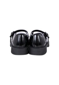 Scarpe in pelle verniciata nere con chiusura a fibbia, retro arrotondato e suola nera testurizzata. Il marchio appare sul tallone.