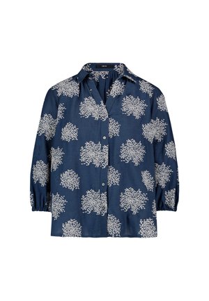 Marineblå bluse med knapper, hvidt blomstermønster, krave og trekvartlange ærmer med elastiske manchetter.