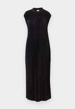 Vestido negro sin mangas con cuello alto, que presenta pliegues verticales y una silueta larga y fluida, hecho de una tela texturizada.