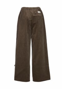 Barna kordbársony széles szárú nadrág bordázott textúrával, rugalmas derékpánttal és hátsó zsebbel, kényelmet és mozgásszabadságot biztosítva.