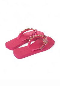 Chanclas rosas de goma con una base texturizada, que presentan una tira adornada con joyas en tonos rosa y dorado y ornamentaciones en forma de estrella.