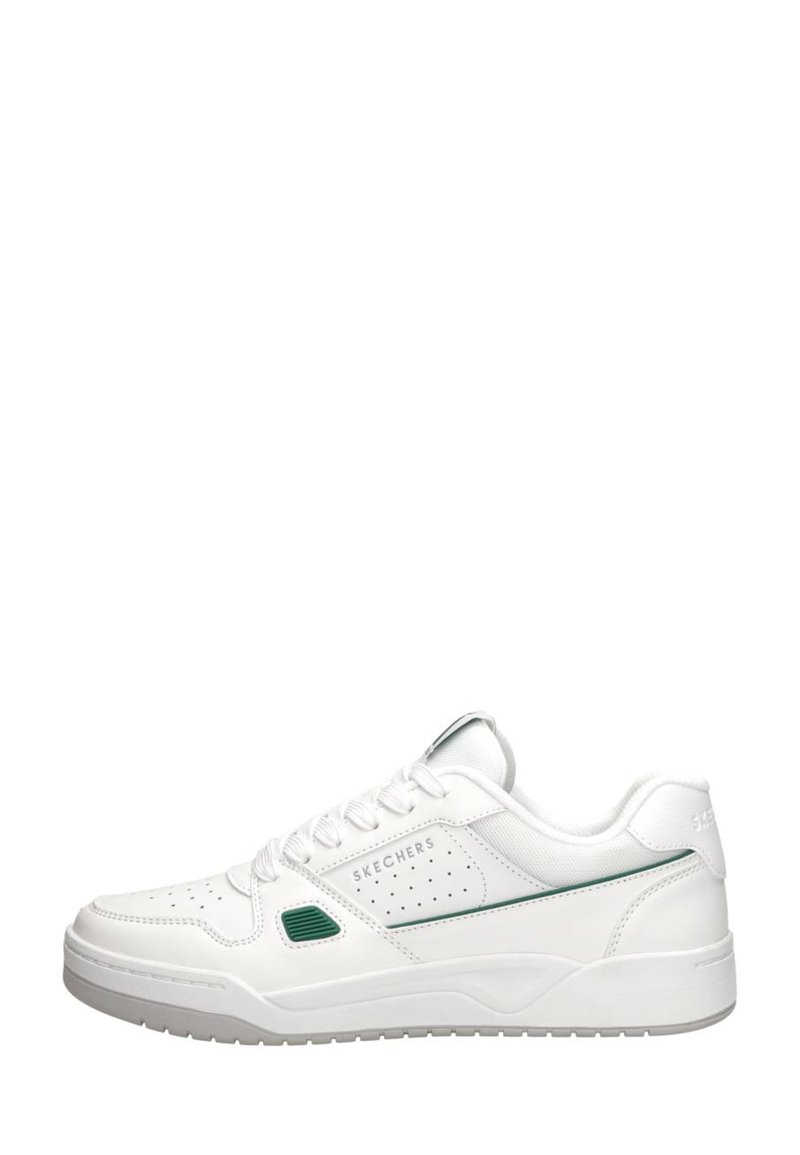 Scarpa sportiva bianca con dettagli verdi, particolari perforati, allacciatura frontale, collare imbottito e suola testurizzata per la presa.