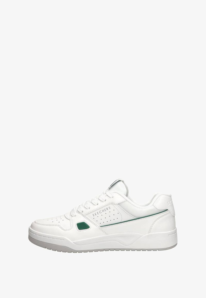 Scarpa sportiva bianca con dettagli verdi, particolari perforati, allacciatura frontale, collare imbottito e suola testurizzata per la presa.