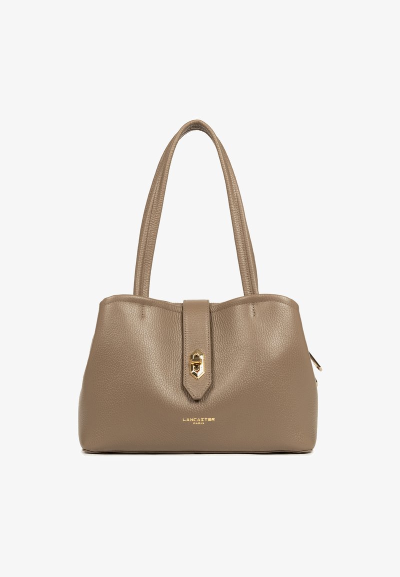 Sac à main en cuir beige avec deux poignées, finition texturée, quincaillerie dorée et fermeture à fermoir central. "Lancaster Paris" embossé en bas.