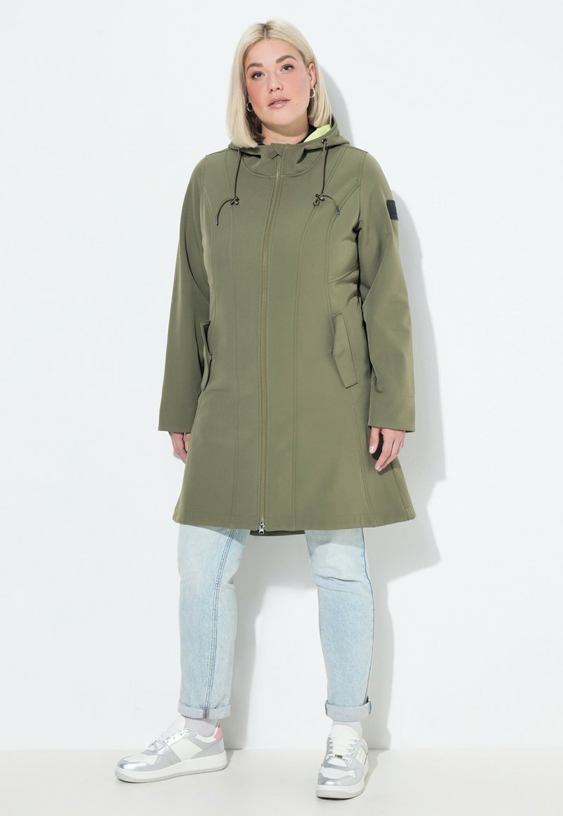 Olivově zelený softshellový kabát se zapínáním na zip, kapucí a dvěma bočními kapsami, s rovný střih a detailním prošíváním.