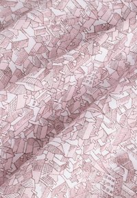 Tessuto di cotone caratterizzato da un motivo dettagliato di case stilizzate in rosa e bianco, con forme variegate e linee intricate.