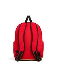 Sac à dos rouge avec des bretelles noires, en tissu texturé, poches avant et fond marron. Il dispose d'une poignée supérieure pour un transport facile.