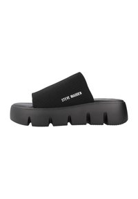 Chanclas negras con parte superior de tela acanalada y tira ancha. Presentan una suela de goma gruesa y texturizada con surcos profundos. Logotipo de la marca presente.