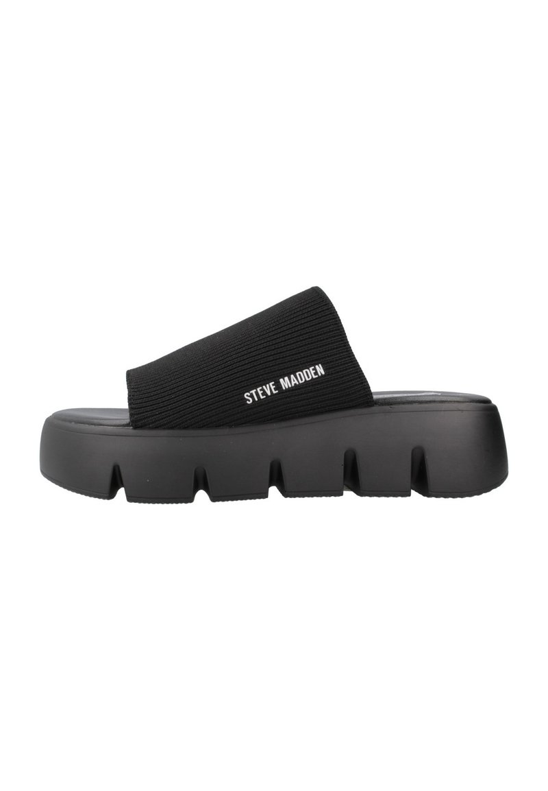 Chanclas negras con parte superior de tela acanalada y tira ancha. Presentan una suela de goma gruesa y texturizada con surcos profundos. Logotipo de la marca presente.