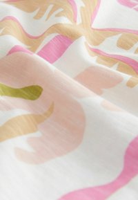Tissu multicolore présentant des formes abstraites en rose, pêche, vert olive et beige sur un fond blanc, avec une texture douce.