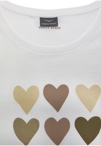 Weißes Baumwoll-T-Shirt mit kurzen Ärmeln, das sechs Herzen in verschiedenen Beige- und Brauntönen zeigt, runder Halsausschnitt und dem Etikett "Venice Beach".