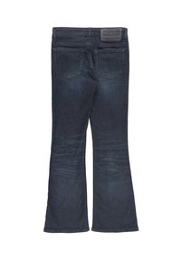 Jeans flare in denim blu scuro con un design pulito, stile a cinque tasche e un'etichetta in vita. Presentano una leggera sbiaditure e una texture liscia.