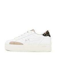 Witte platform sneaker met suède accenten in beige en een gemêleerde zwarte en tan hak. Heeft een vetersluiting en een minimalistisch ontwerp.