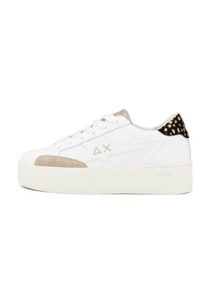 Sneaker platform bianco con accenti in suede beige e un tacco a motivo nero e marrone. Include chiusura con lacci e design minimalista.