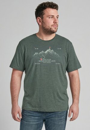 TOM TAILOR, TOM TAILOR T-SHIRT PLUS SIZE - T-SHIRT MIT PRINT - T-shirt con stampa - mint olive injected stripe
