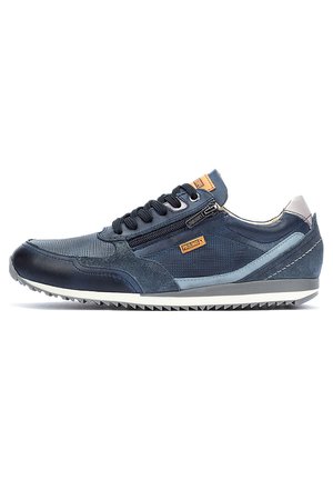 Marineblauer und grauer Sneaker aus Mischmaterialien, mit einer strukturierten Oberseite, Schnürverschluss, seitlichem Reißverschluss und einer gemusterten Gummisohle.
