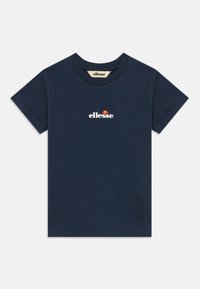 Mörkblå bomullströja med korta ärmar, rund halsringning och vit och röd "ellesse"-logotyp tryckt på bröstet. Slät textur.