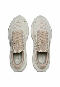 Scarpe da corsa leggere in mesh crema e beige, con accenti rinforzati, lacci piatti e suola in gomma con battistrada testurizzato. Marchio visibile.