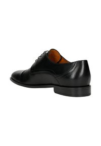 Scarpe di pelle nera con finitura liscia, punta arrotondata e design con lacci. Cuciture notevoli lungo i lati e tacco basso impilato.