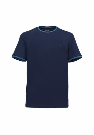 Marineblaues T-Shirt mit kurzen Ärmeln, kontrastierendem hellblauem gerippten Kragen und Ärmelbündchen; vorne auf der Brust befindet sich ein kleines blaues Logo.
