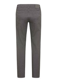 Szare, plecione spodnie o slim fit, z dwoma tylnymi kieszeniami i skórzaną naszywką z logiem na pasku. Tekstura tkaniny w wzory.