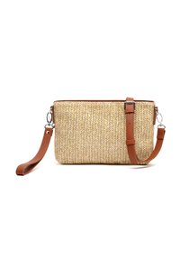 Sac en bandoulière en paille tissée avec un motif en chevron, bandoulière en cuir marron et fermeture à glissière sur le dessus. Forme rectangulaire compacte.